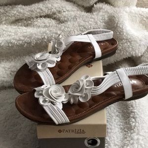 Patricia White Flower Sandal Size 9 New Never Worn